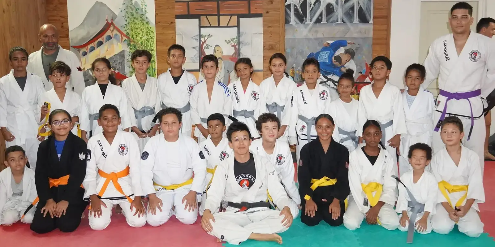 Groupe de jeunes pratiquants et professeurs des Samouraïs