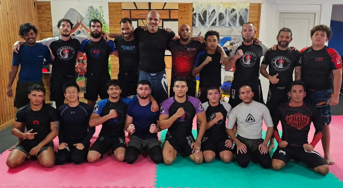 Pratiquants réunis dans le dojo de La Possession