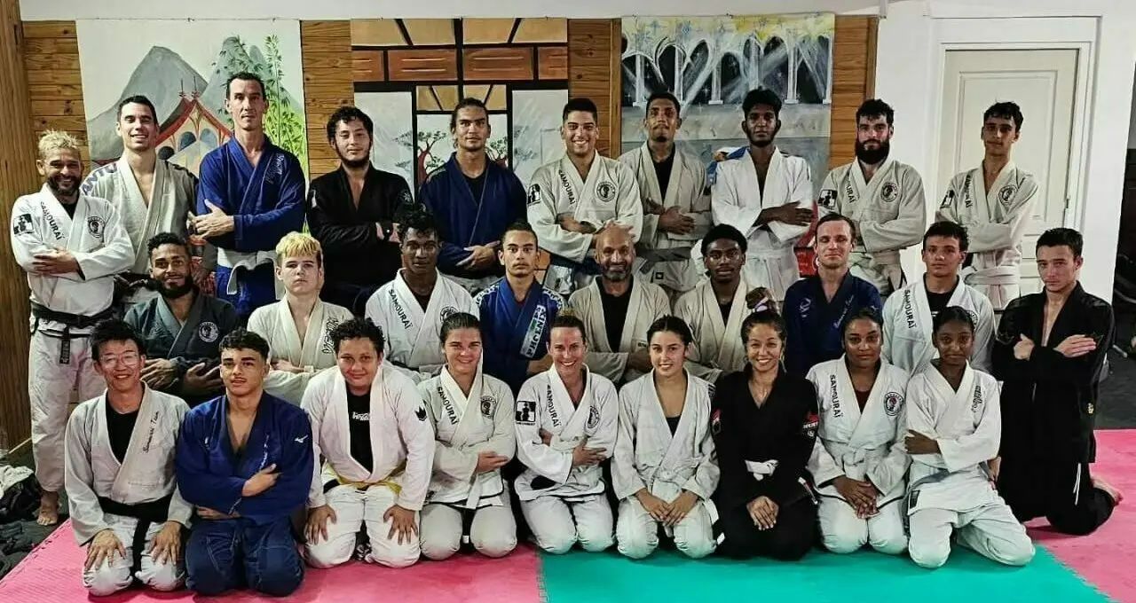 Groupe de pratiquants des Samouraïs en kimono