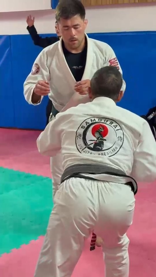 Photo publiée par JJB Les Samouraï — Retour sur le stage de @kenjimatsu Très bonne séance de travail ⚒️🥋 sur le passage de garde et menotte.