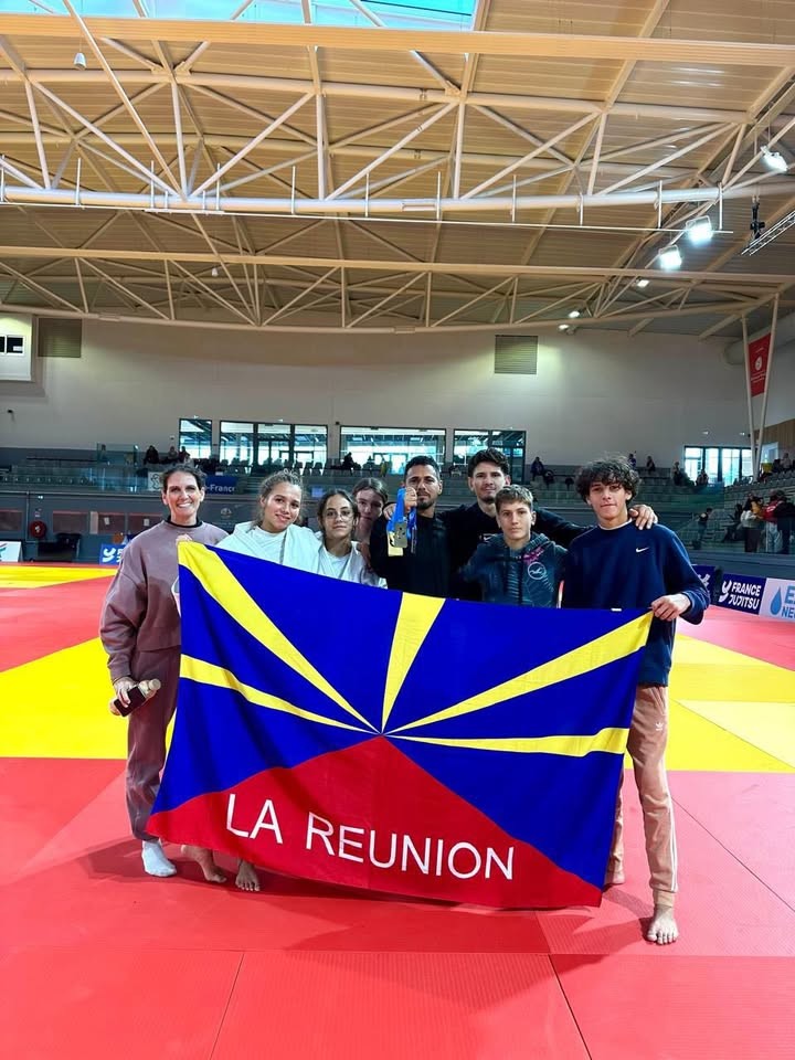 Photo publiée par JJB Les Samouraï — ***Félicitations à SAN JULLIAN Garance qui remporte la médaille d'or 🥇👏👏👏*** au championnat de France newaza 🇫🇷🥋 . Menta