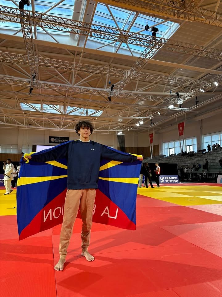 Photo publiée par JJB Les Samouraï — ***Félicitations à SAN JULLIAN Garance qui remporte la médaille d'or 🥇👏👏👏*** au championnat de France newaza 🇫🇷🥋 . Menta