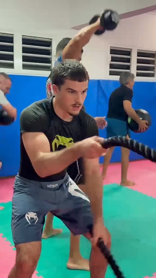 Photo publiée par JJB Les Samouraï — ✅️ La Samouraï Team c'est également de la prepa physique tous les lundis à 18h45 🤼‍♀️🥵 avant le cours nogi . N'hésitez p