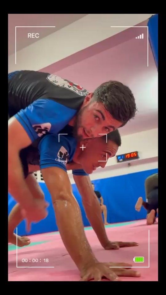 Photo publiée par JJB Les Samouraï — Cours du nogi du lundi 18h45. N'hésitez pas à venir faire un cours d'essai🤼‍♀️. Inscription possible même en fin de sais